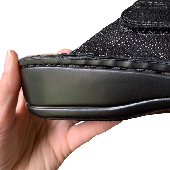 Aravon Black Metallic Suede Cambridge 2 Strap Sandal - Picture 9 of 14